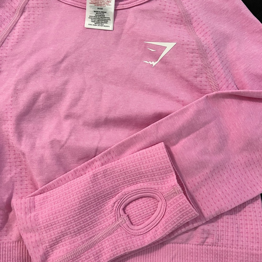Gymshark cropped work out top! Size small with thumb holes! Never worn!